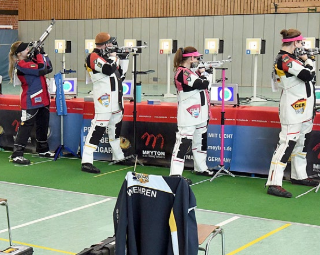 Sportlicher Wettbewerb in einer Halle