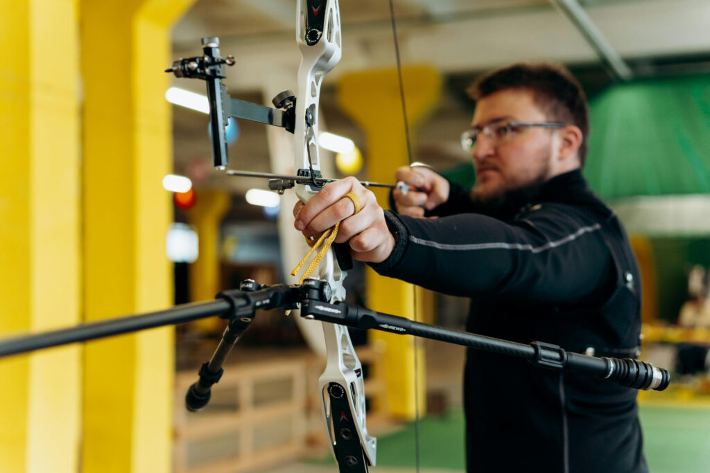 Bogenschütze mit gespanntem Bogen im Training